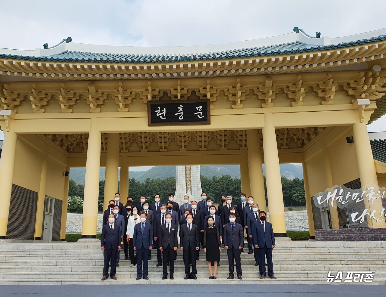 설동호 대전시교육감 및 남부호 부교육감 등 대전시교육청 임직원들이 현충일을 하루 앞둔 5일 오전 8시 50분, 국립대전현충원을 찾아 순국선열을 기리는 헌화와 함께 참배를 드리고 있다/.ⓒ이현식 기자