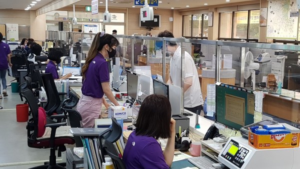 5일 군청 민원실에서 직원이 시원하고 편한 근무복을 착용하고 민원인을 맞이하고 있다./ⓒ창녕군