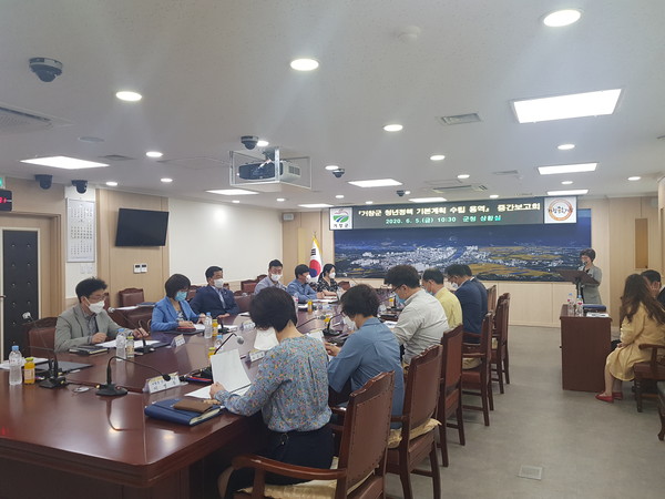 거창군은 청년들의 기본현황과 실태를 파악하여 정책 환경을 분석하고 우리 지역에 맞는 정책을 통해 청년의 권익증진과 자립기반 형성을 위해 청년정책 수립에 나섰다./ⓒ거창군