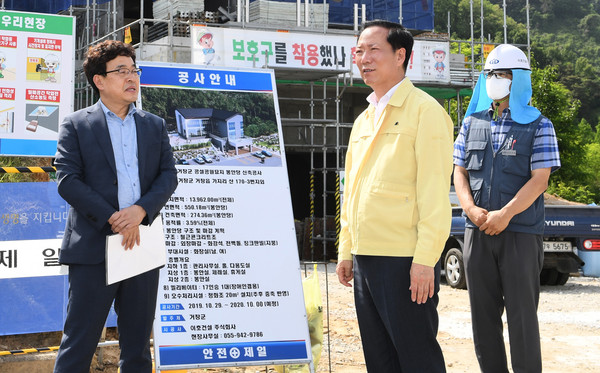 구인모 거창군수는 5일 거창공설공원묘지 봉안당 신축공사 현장을 방문해 거창을 위해 함께 살아온 군민이 삶을 편안하게 마감하고  잠들 추모공간인 만큼 정성을 다해 공사해 달라고 당부했다./ⓒ거창군