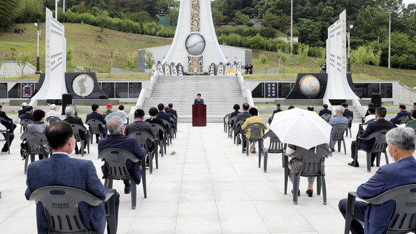 합천군은 지난 6일 국가를 위해 헌신·희생하신 순국선열과 호국용사의 희생정신을 기리기 위한 제65회 현충일 추념식을 합천호국공원에서 거행했다./ⓒ합천군