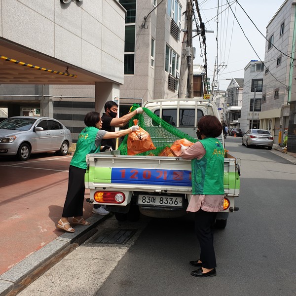 진주시 새마을부녀회는 지난 5일 진주시 청소과 직원들과 함께 코로나19 자가격리 해제자로부터 배출되는 폐기물을 수거했다./ⓒ진주시