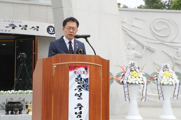 의령군은 코로나19가 종식되지 않은 상황에서 보훈가족과 군민들의 안전을 고려해 올해 “제65회 현충일 추념식”행사를 축소 개최했다./ⓒ의령군