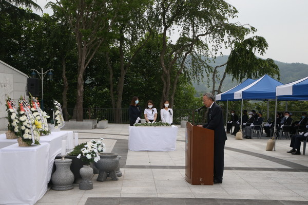 하동군은 지난 6일 갈마산 호국충혼탑에서 순국선열과 호국영령의 위훈을 기리는 제65회 현충일 추념식을 개최했다./ⓒ하동군