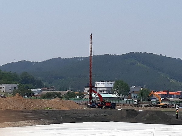 서천군 신청사 건립현장에서 기초파일 비틀어져 대책마련에 나섰다.©서천사랑시민모임