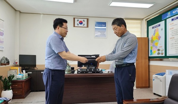 충남 청양군 대치면 출신인 박명화씨(오른쪽)가 대치면을 찾아 성금 1000만원 기탁했다.©청양군청