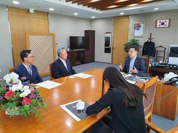 윤상기 군수(왼쪽에서 두번째)가 김현수 농림축산식품부 장관(왼쪽에서 세번째)을 만나 현안사업 국고예산 지원을 요청했다./ⓒ하동군