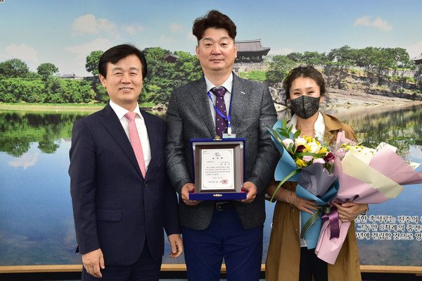 진주시는 9일 오후 시청 기업인의 방에서 시민의 생명을 구한 진주시민버스 130번 운전기사인 김경덕(45세)씨에게 선행시민 표창을 수여했다./ⓒ진주시