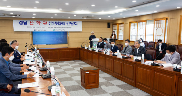 경남과학기술대학교 김남경 총장이 ‘경남 산·학·관 상생협력 간담회’ 모습./ⓒ국립 경남과학기술대학교