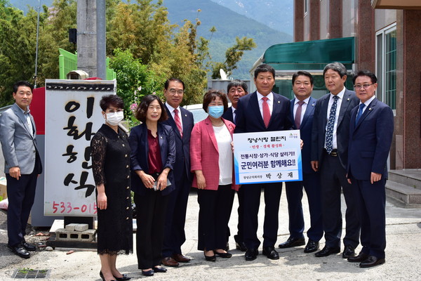 지난 10일 창녕읍 소재 식당 앞에서 창녕군의회 의원들이 창녕사랑 챌린지에 동참하고 있는 모습./ⓒ창녕군