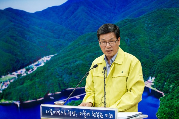 김돈곤 청양군수는 11일 군청 상황실에서 언론 브리핑을 갖고 관광분야 군정성과에 이어 아토피 힐링 에코타운 조성 등 7가지 거점사업을 중심으로 ‘농촌형 청정 차별관광 시스템’을 구축하겠다고 밝혔다.⒞뉴스프리존