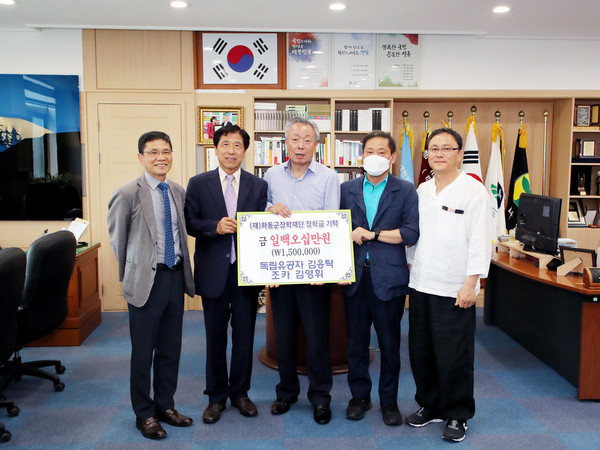 김응탁 선생 후손들이 군수 집무실을 찾아 윤상기 군수에게 장학금을 기탁했다./ⓒ하동군