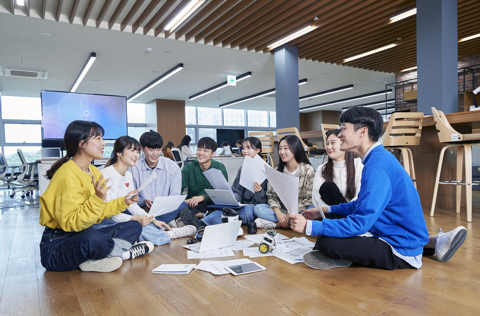 순천향대 교내 ‘스타트업 플라자’에서 예비 창업자인 재학생들이 창업아이템 확산 위한 토론을 벌이고 있다./ⓒ김형태 기자