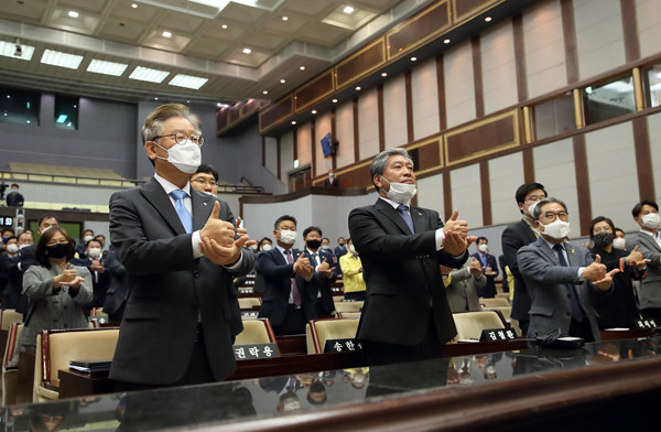 이재명 경기도지사와 송한준 경기도의회 의장, 이재정 경기도 교육감, 경기도의원 등이 29일 오전 경기도의회 본회의장에서 코로나19 환자 진료와 치료에 힘쓰는 의료진에게 경의와 응원을 전하는 ‘덕분에 챌린지’를 함께하고 있다. (사진=경기도청)