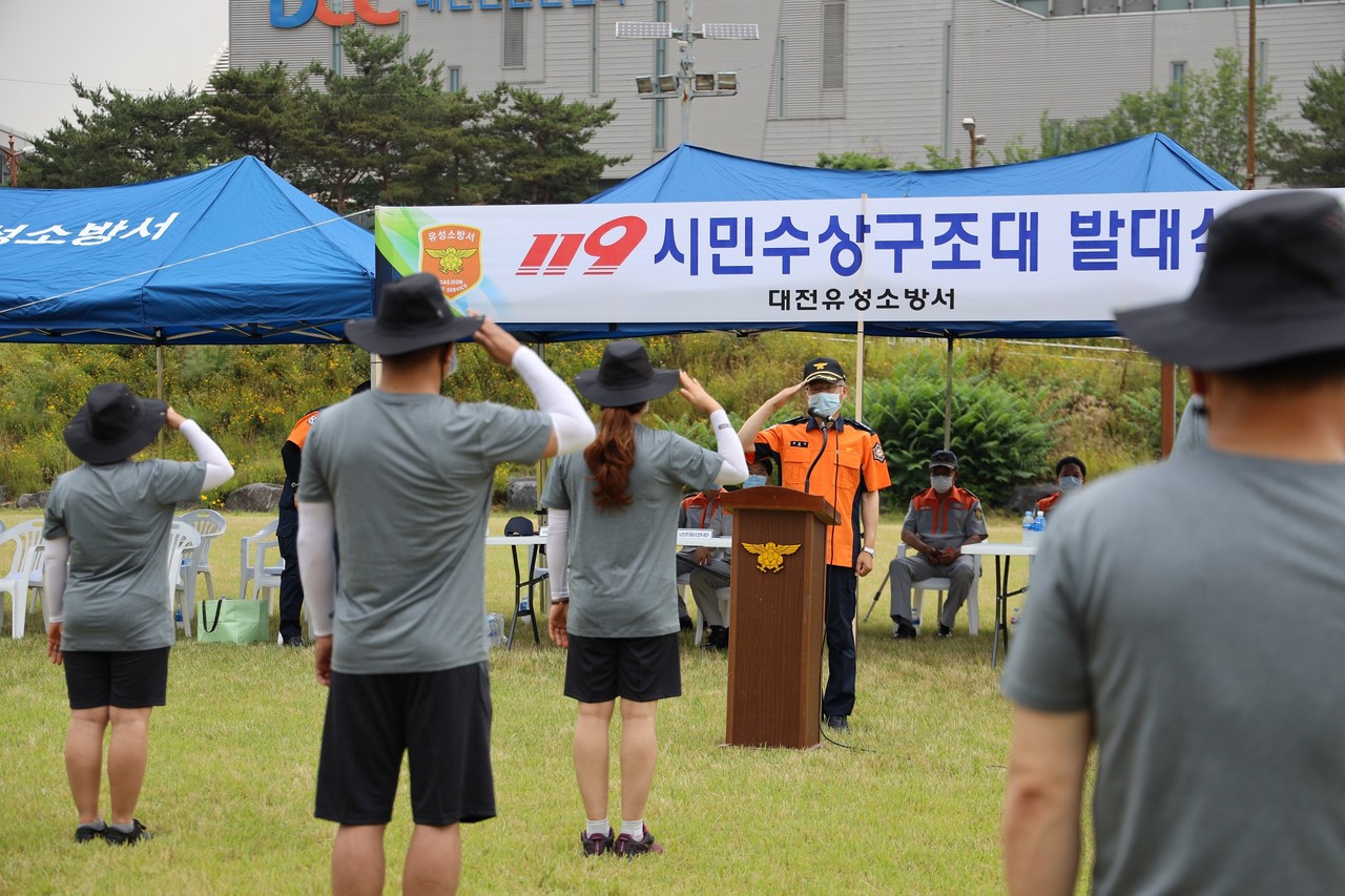 대전시 유성소방서는 12일 유성구 도룡동 둔산대교 갑천부지에서 '119시민수상구조대' 발대식 행사를 가졌다./ⓒ이현식 기자