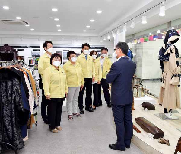 진주시의회 경제복지위원회는 지난 11일 문산읍에 소재한 한국실크연구원과 진주바이오산업진흥원을 현장 방문모습./ⓒ진주시