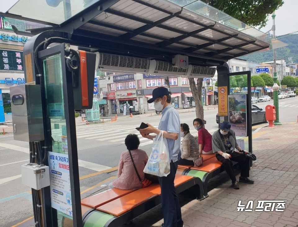 정류장 에어커튼 설치모습.(사진제공=단양군)