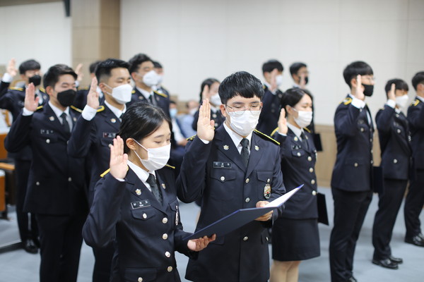 보령해양경찰서 신임경찰관이 선서를 하고 있다.Ⓒ보령해양경찰서