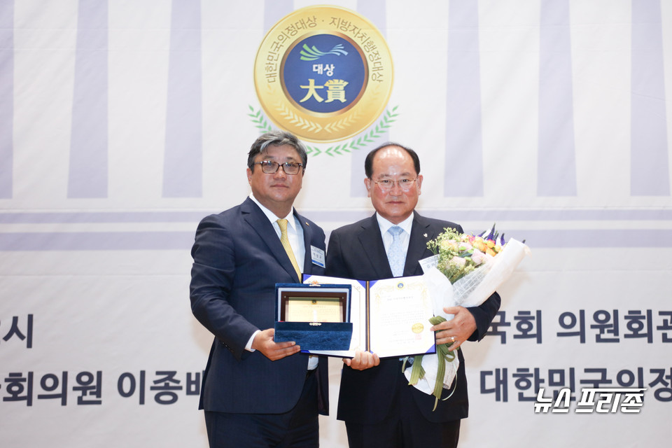 수상중인 류한우 군수.(사진제공=단양군)