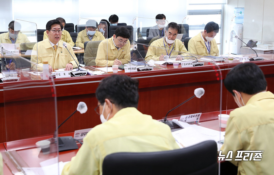 충남도가 17일 도청 중회의실에서 실국원장회의를 열었다./ⓒ충남도청