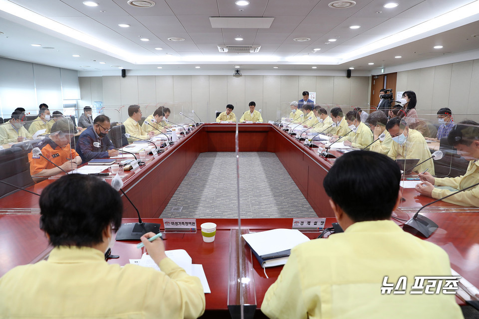 충남도가 17일 도청 중회의실에서 실국원장회의를 열었다./ⓒ충남도청