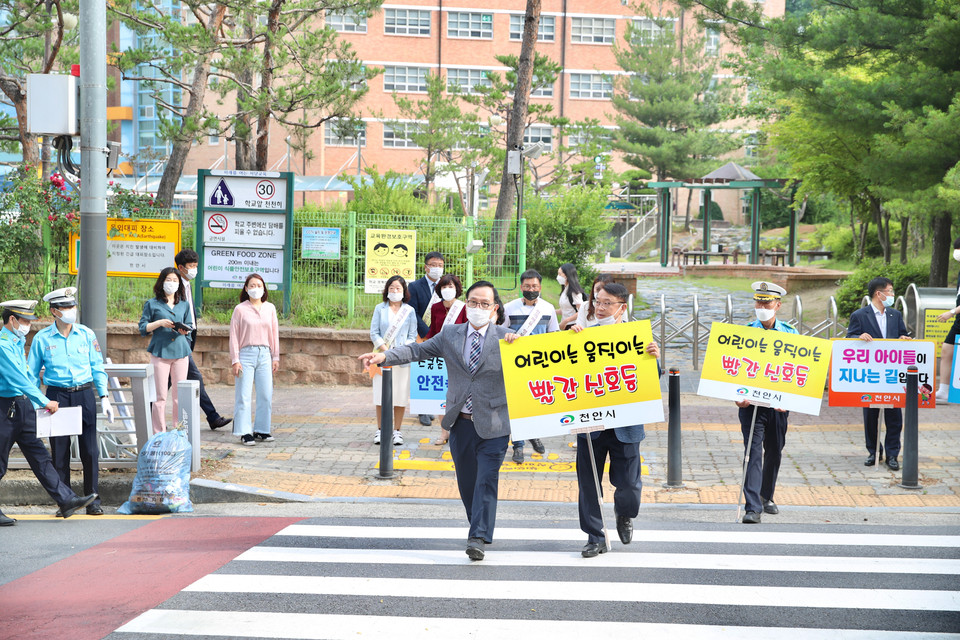 박상돈 천안시장(왼쪽)과 녹색어머니회 등 교통안전 캠페인./ⓒ천안시