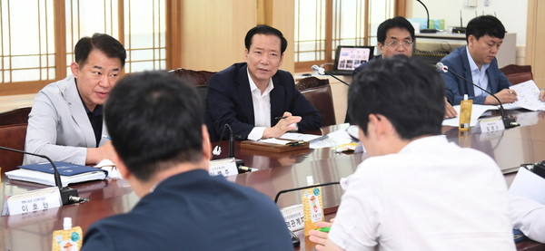 거창군은 지난 16일 군청 상황실에서‘거창군 복합교육센터 건립 타당성 조사 및 기본계획 수립 용역’최종보고회를 개최했다./ⓒ거창군