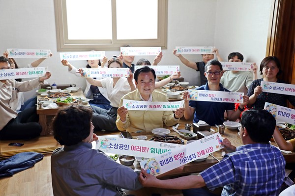 함양군이 다양한 이벤트와 할인행사를 통해 코로나19 및 경기침체에 빠진 전통시장과 지역경제 활성화에 나선다./ⓒ함양군