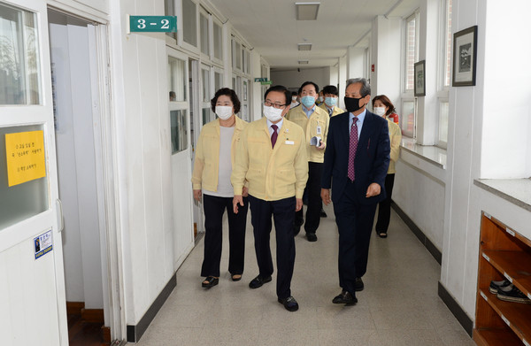 지난 17일 한정우 군수가 영산고등학교를 방문해 코로나19 방역사항을 점검모습./ⓒ창녕군