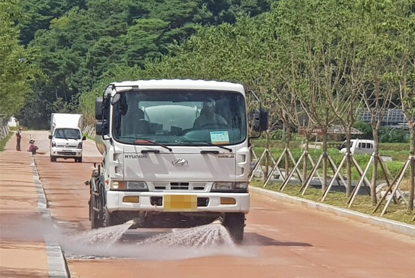 함양군이 여름철 도심지 내 온도 상승을 억제하고 온열질환 등 폭염으로 인한 피해를 예방하기 위해 살수차를 통한 도로 살수를 실시하고 있다./ⓒ함양군