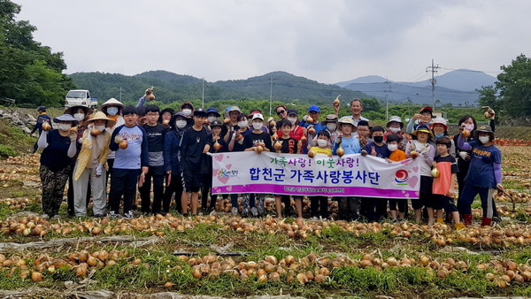 합천군 건강가정다문화가족지원센터 가족사랑봉사단은 지난 20일 대양면 이계마을에서 양파수확 농촌봉사활동을 펼쳤다./ⓒ합천군