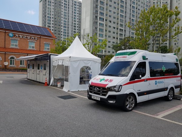 거창군은 코로나19가 장기화될 것으로 예상되어 안전하고 신속한 선별진료와 환자 이송을 위해 안심선별진료소와 음압시설이 있는 특수구급차를 구비했다./ⓒ거창군