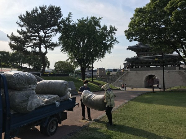 진주시는 진주성 내 잔디 제초작업으로 발생한 부산물을 수거해 농가용 퇴비로 재활용할 수 있도록 제공한다./ⓒ진주시