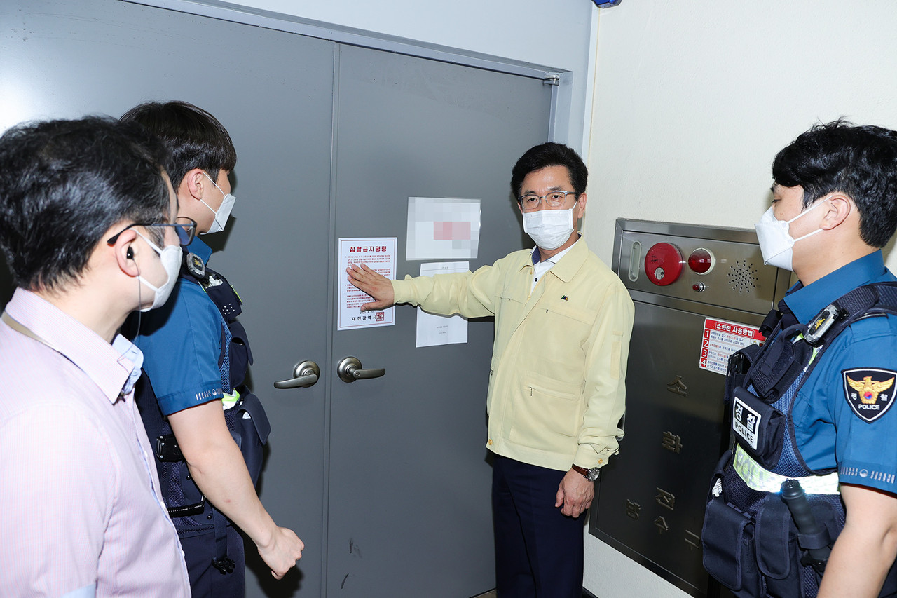 허태정 대전시장이 최근 코로나 19 확산의 중심에 있는 특수판매업에 대해 방역수칙 준수 및 집합금지 행정조치 관련 이행여부 현장점검에 나섰다./ⓒ대전시