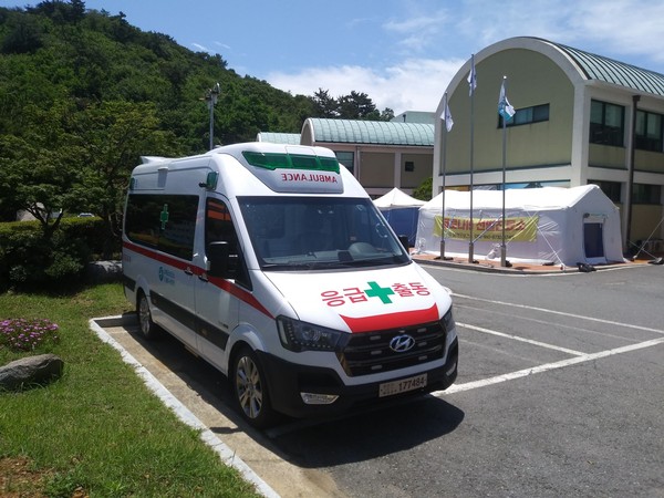 남해군은 코로나19 장기화와 2차 유행에 대비, 코로나19 확진자, 유증상자 등 발생 시 선별진료소나 국가지정 병원으로 안전하게 이송하는 체계를 구축하기 위해 음압특수구급차 1대를 구입해 운행에 들어갔다(음압특수구급차)/ⓒ남해군