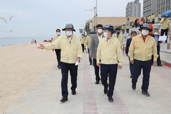 김동일 보령시장은 김양수 해수부 차관과 함께 대천해수욕장 개장 준비 현지 점검에 나섰다.Ⓒ보령시청