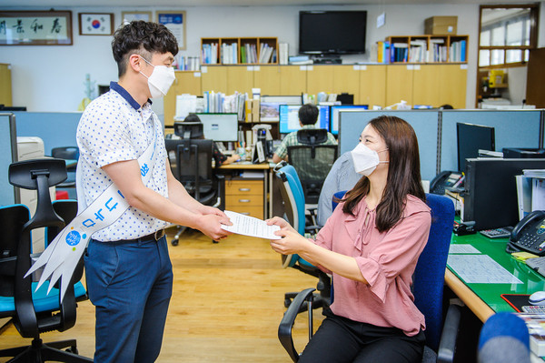 남해군 기획예산담당관 직원이 청렴문화 정착을 위한 캠페인을 전개하며 동료 직원에게 청렴편지를 나눠주고 있다./ⓒ남해군