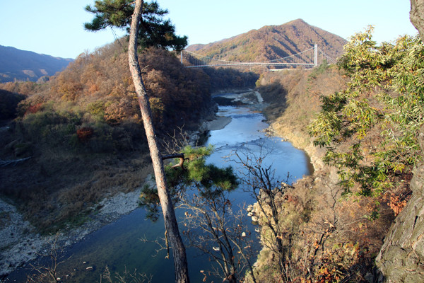 포천시 비둘기낭에서 바라본 한탄강 물줄기가 검게 물들어 있다.(사진=이건구기자)