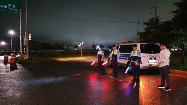 거창군은 진주국토관리사무소, 거창경찰서와 함께 과적차량에 대한 예방 홍보 및 합동단속을 실시했다./ⓒ거창군