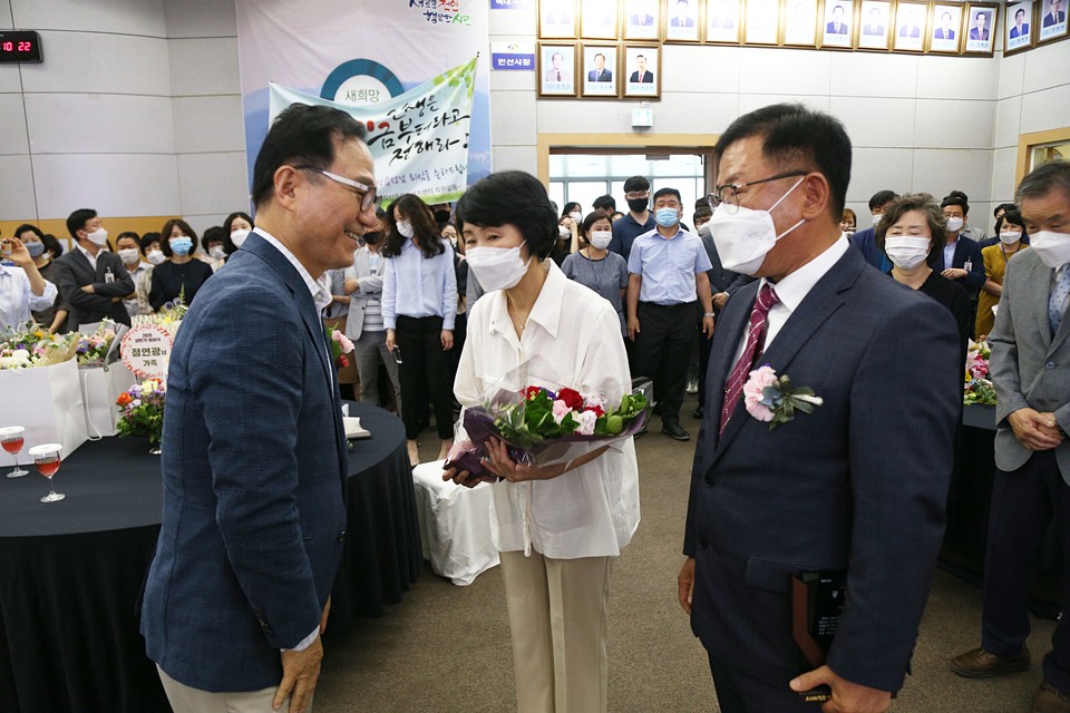 박상돈 천안시장이 정연광(사무관) 명예퇴임자와 인사 나누고 있다./ⓒ김형태 기자