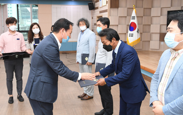 거창군은 25일 군청 대회의실에서 구인모 군수를 비롯한 관내 문화예술인 80여 명이 참석한 가운데 코로나19 대응 문화예술인 특별지원 사업 지원증서 전달식을 개최했다./ⓒ거창군