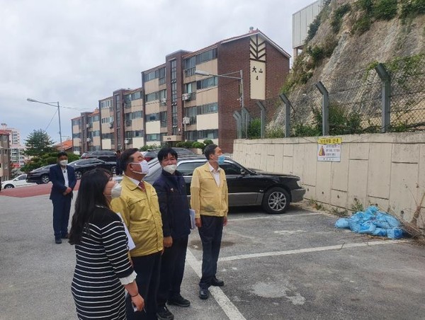 황선봉 군수가 예산읍 산성지구 급경사지 안전점검을 하고 있다./ⓒ예산군청