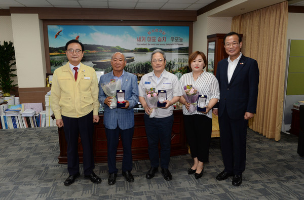 지난 25일 군청 군수집무실에서 2019 이웃사랑실천 기부자 감사패 전달 기념촬영 모습./ⓒ창녕군