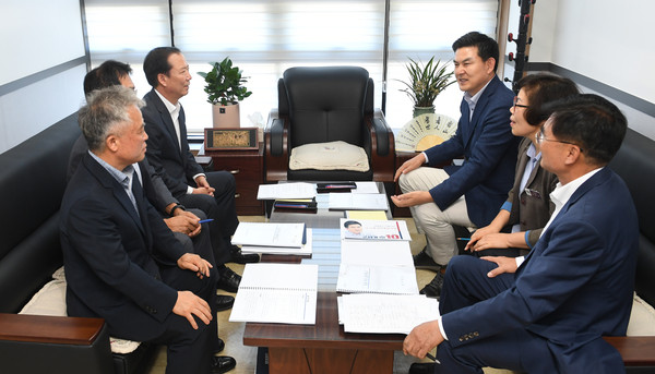 거창군은 김태호 국회의원 사무실을 방문해, 구인모 군수를 비롯한 행정복지국장, 경제산업국장 등 간부 공무원들이 참여한 가운데 정책 간담회를 가졌다./ⓒ거창군