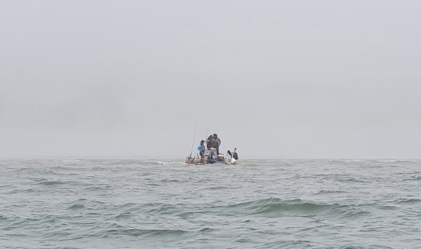 28일 오후 1시쯤 충남 서천군 홍원항으로부터 약 7.4Km 떨어진 직언도 인근해상에서 원인미상으로 A호(0.84톤 승선원 3명)선미가 침수돼 해경이 구조했다.©보령해양경찰서