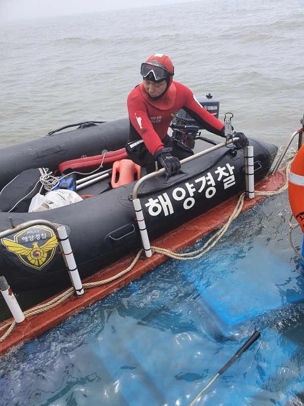 28일 오후 1시쯤 충남 서천군 홍원항으로부터 약 7.4Km 떨어진 직언도 인근해상에서 원인미상으로 A호(0.84톤 승선원 3명)선미가 침수돼 해경이 구조했다.©보령해양경찰서