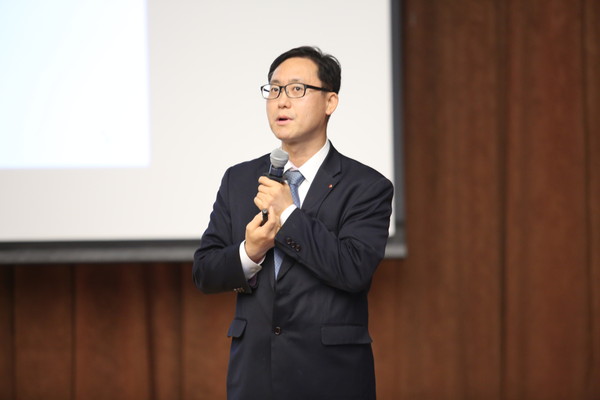 지난 26일 코엑스에서 열린 국제 e-비즈니스학회에서 김대종 교수가 “온라인쇼핑과 언택트산업이 고용시장에 미치는 영향”에 대하여 논문을 발표했다.