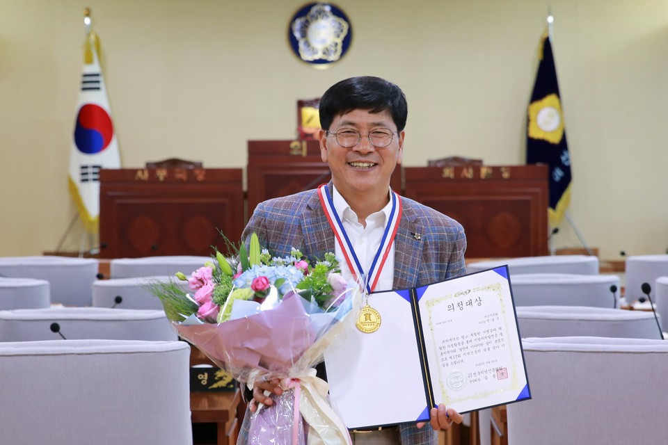 아산시의회 전남수 부의장, 기초의원부문 ‘의정대상’ 수상 모습./ⓒ아산시의회