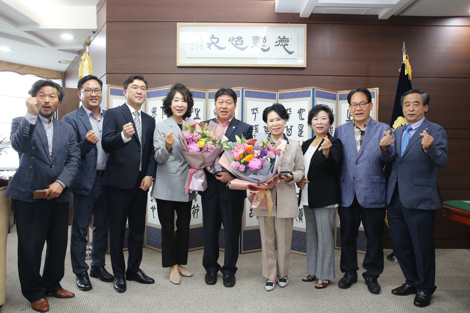 '자랑스러운 의정인의 상' 수상 받은 인치견 의장(왼쪽 다섯 번째), 김행금 의원(왼쪽 여섯 번째). 이날 시상식에 의정모니터단 일동과 후반기 의장 유력 인물로 알려진 황천순 의원(왼쪽 세 번째)이 동석했다./ⓒ천안시의회