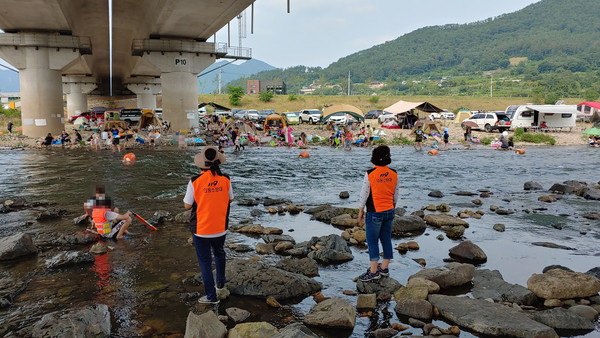 금시당 유원지에서 수난사고 순찰중인 의용소방대원들 사진./ⓒ밀양소방서